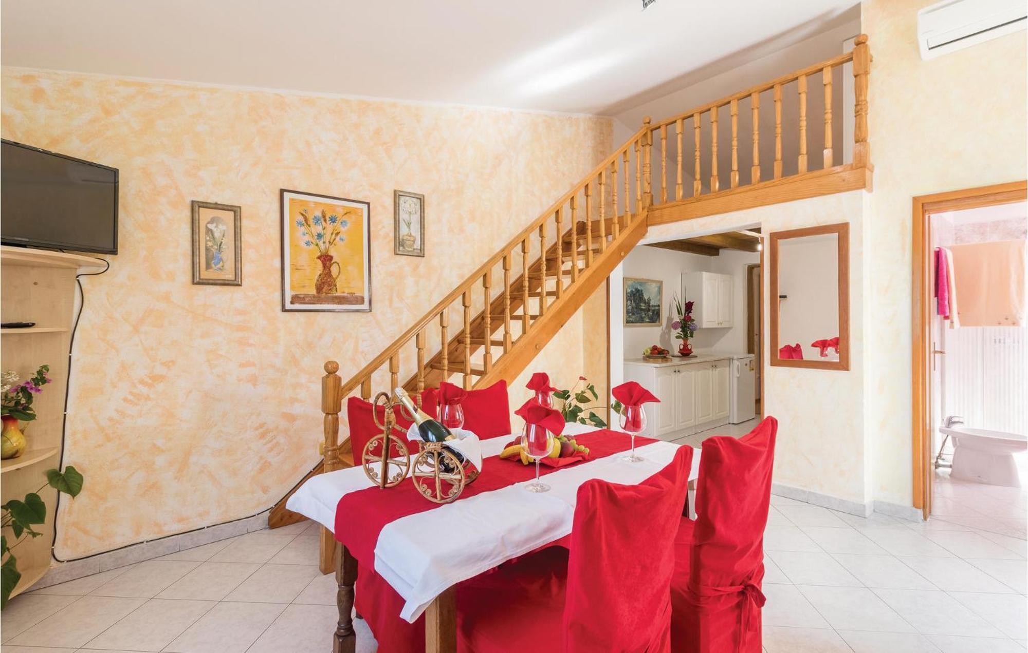 2 Bedroom Amazing Home In Pula Exteriér fotografie
