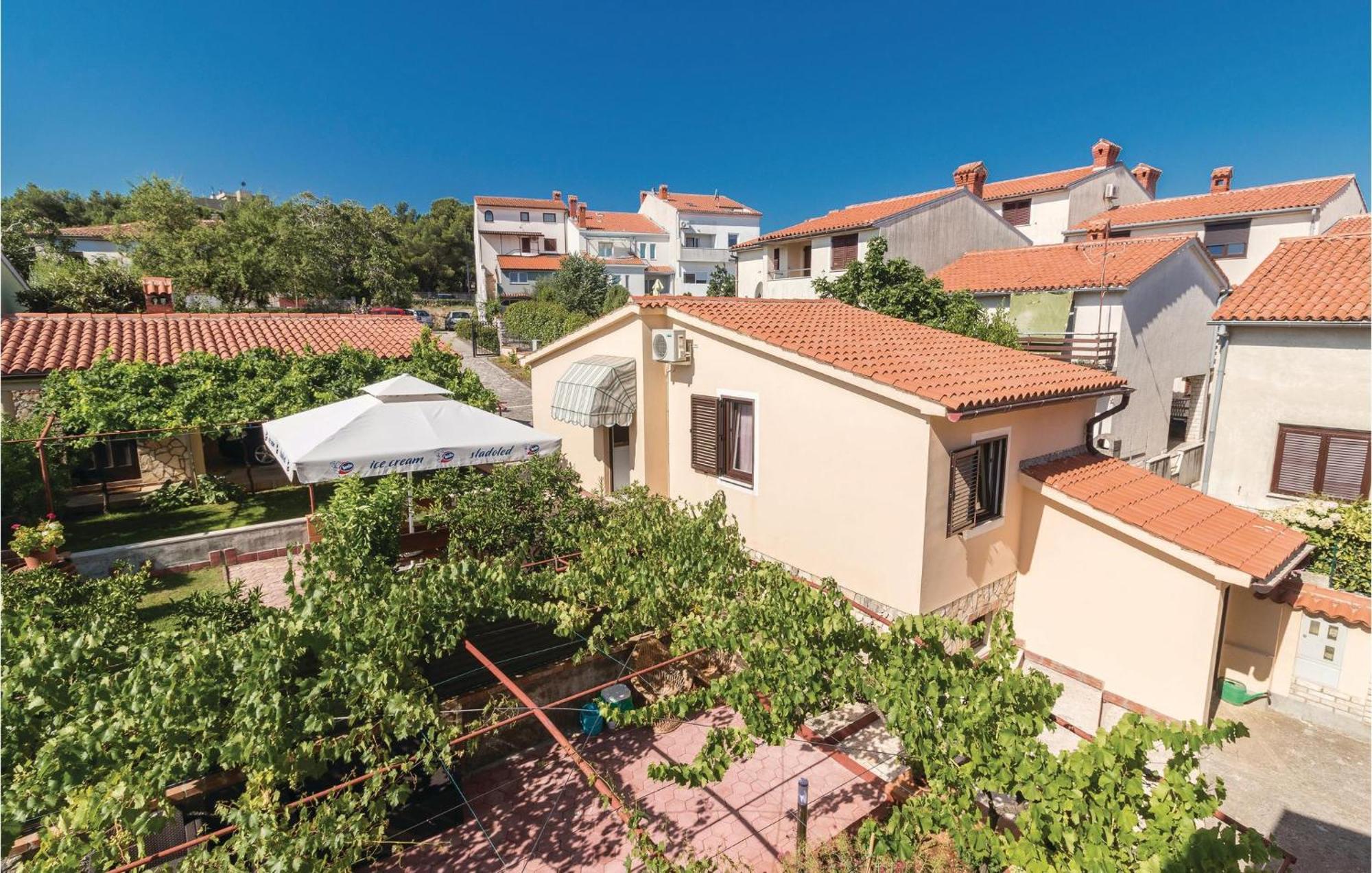 2 Bedroom Amazing Home In Pula Exteriér fotografie